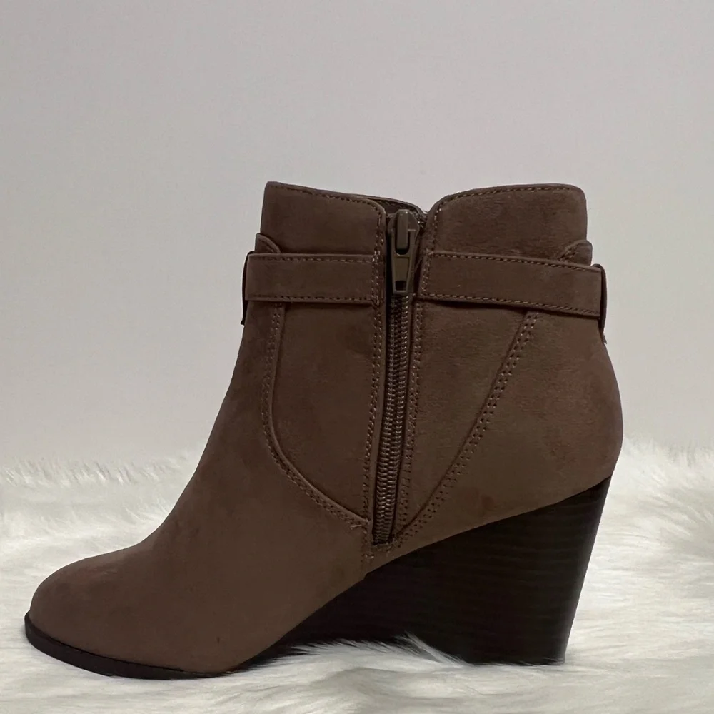 Market & Spruce Womens Taupe Serah Suede Heel Booties Boots Size 7.5 NWOB